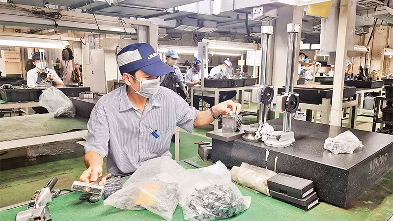 Công nhân Công ty TNHH Juki Việt Nam (Nhật Bản), Khu chế xuất Tân Thuận sản xuất linh kiện máy may công nghiệp. 