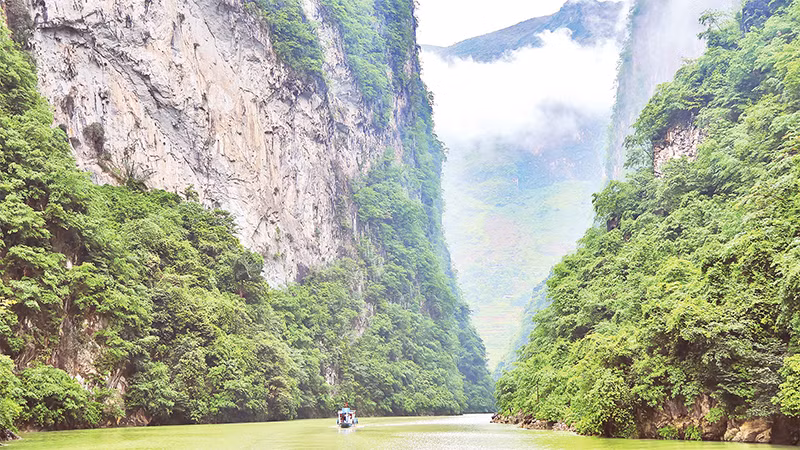  Hẻm Tu Sản nằm trên con sông Nho Quế thuộc huyện Mèo Vạc trong buổi sáng mờ sương.