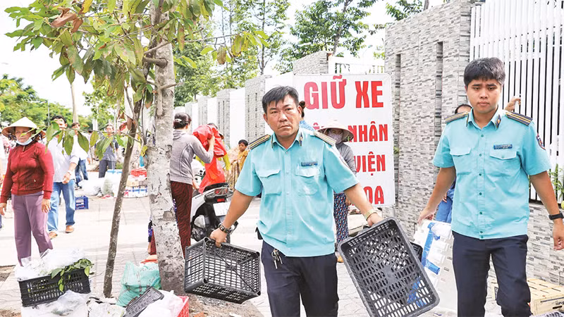 Thu gom vật dụng buôn bán trên vỉa hè.