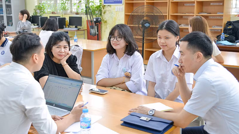 Học sinh tham vấn trực tiếp với chuyên gia trong Chương trình Ngày hội hướng nghiệp tại Trường THPT Yên Hòa, quận Cầu Giấy, Hà Nội. (Ảnh Thế Ðại) 