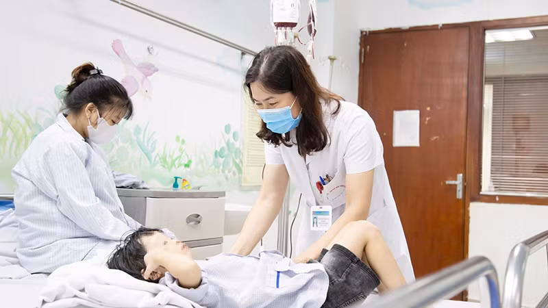 Bác sĩ Viện Huyết học-Truyền máu Trung ương thăm khám cho bệnh nhi tan máu bẩm sinh. 