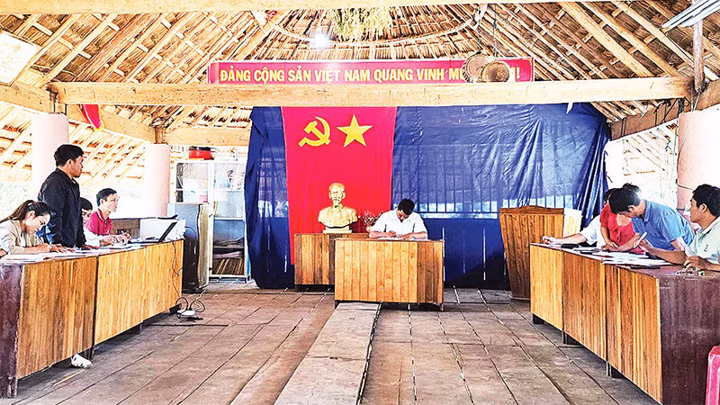 Một buổi sinh hoạt chi bộ tại làng Ðăk Tum, xã Ðăk Môn, huyện Ðăk Glei. 