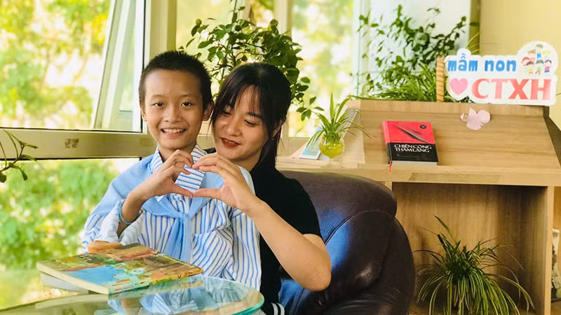 Thảo Ngọc và mẹ trong ngày xuất viện về với gia đình. 