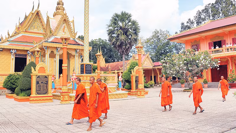 Chùa là nơi sinh hoạt tôn giáo, gắn kết cộng đồng của người Khmer tỉnh Trà Vinh. (Ảnh MINH KHỞI) 