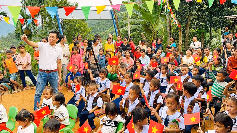 Anh Nguyễn Bình Nam cùng cô trò điểm trường mầm non Tak Lẽ, xã Trà Leng, huyện Nam Trà My, tỉnh Quảng Nam. (Ảnh NAM BÌNH) 