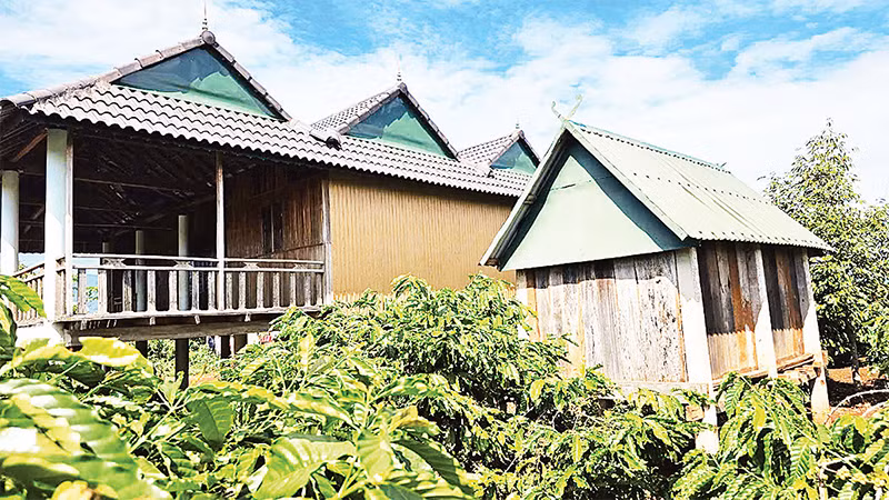 Kho lúa của một gia đình ở làng Ia Mơ Nông (xã Ia Ly, huyện Chư Păh) được xây dựng khang trang cùng với nhà ở.