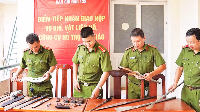 Lực lượng chức năng quận Gò Vấp (Thành phố Hồ Chí Minh) vận động, tiếp nhận nhiều vũ khí, công cụ hỗ trợ do người dân tự nguyện giao nộp. (Ảnh KIM SÁNG) 