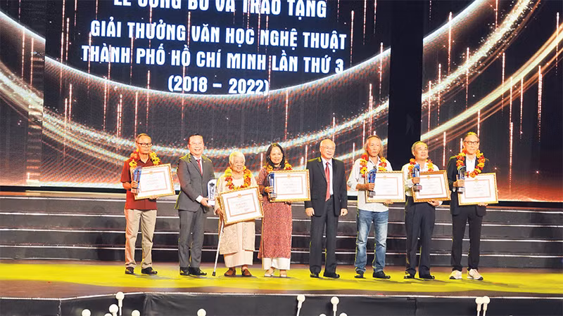 Trao giải thưởng Văn học nghệ thuật Thành phố Hồ Chí Minh lần thứ 3 cho các tác giả đoạt giải ở lĩnh vực văn học. 
