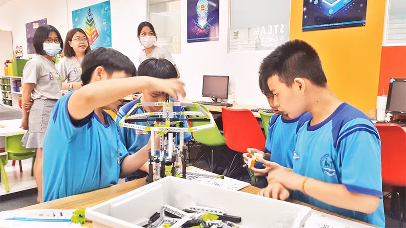 Học sinh tiểu học trải nghiệm thực tế tại Trung tâm STEAMZone, Khu Công viên phần mềm Quang Trung, Thành phố Hồ Chí Minh. 