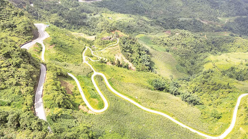 Cung đường đèo uốn lượn, khúc khuỷu.