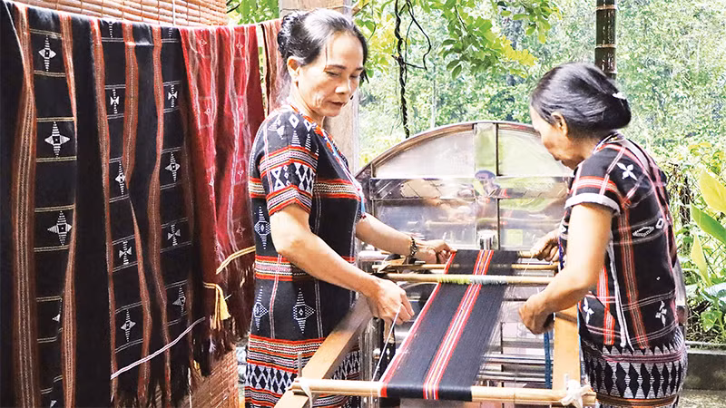 Nghề dệt thổ cẩm truyền thống của đồng bào Cơ Tu, huyện Hòa Vang, thành phố Ðà Nẵng. 