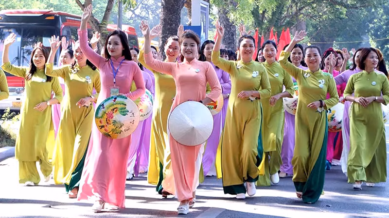 Chương trình Carnaval áo dài với chủ đề "Duyên dáng Áo dài Hà Nội". (Ảnh QUỲNH HOA) 