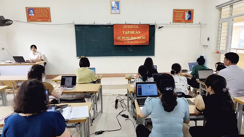 Tập huấn sử dụng học bạ số cho giáo viên tại Trường tiểu học Nam Tiến 1, thành phố Phổ Yên, tỉnh Thái Nguyên. (Ảnh Phương Ly) 