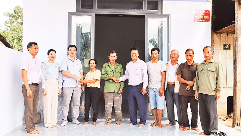 Lãnh đạo huyện Cư M’gar và chi bộ, Ban tự quản buôn Ea Măp, thị trấn Ea Pốk thăm hỏi gia đình bà H’Rú Êban, vừa được đơn vị kết nghĩa là Ban Tuyên giáo Tỉnh ủy, kết nối với các nhà hảo tâm xây tặng ngôi nhà tình nghĩa. 