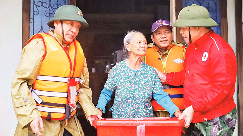 Các đồ dùng thiết yếu của Hội Chữ thập đỏ Việt Nam được trao đến người dân bị lũ lụt ở huyện Lệ Thủy, tỉnh Quảng Bình. (Ảnh HƯƠNG GIANG) 