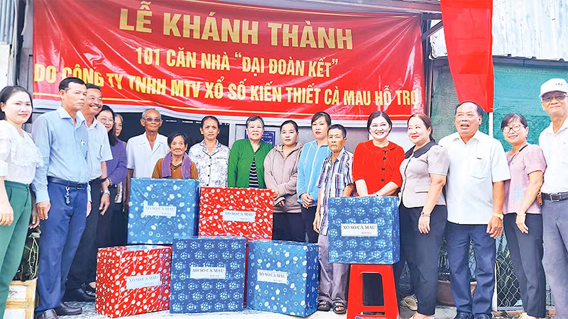 Ðại diện MTTQ tỉnh Cà Mau và đơn vị đồng hành trao quà và bàn giao nhà mới tặng hộ bán vé số dạo. 