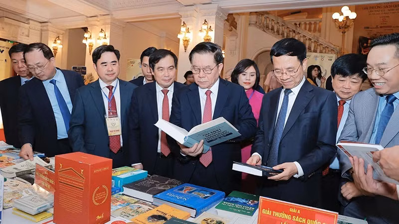 Các đại biểu tham quan khu vực trưng bày tác phẩm đoạt Giải thưởng Sách quốc gia năm 2024. (Ảnh MINH QUYẾT) 