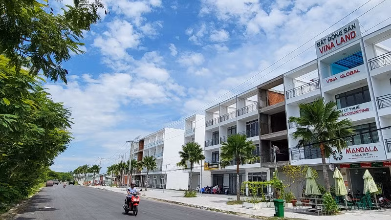 Dãy nhà phố thương mại trong khu dân cư Hưng Thạnh.
