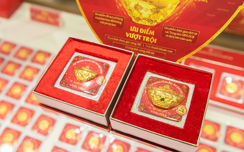 Âu Vàng Phúc Long với biểu tượng Song Long Chầu Nhật mang ý nghĩa phong thủy tốt đẹp, giúp thu hút cát khí, tài vận sung túc trong năm mới. Đa dạng các sản phẩm vàng cầu may dịp Thần Tài -0