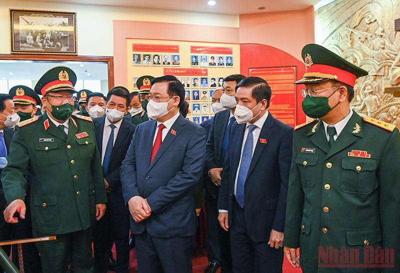 Chủ tịch Quốc hội Vương Đình Huệ và các đại biểu tham quan phòng truyền thống Nhà máy Z111. (Ảnh: DUY LINH) Quan tâm huy động nguồn lực thúc đẩy phát triển công nghiệp quốc phòng hiện đại -0