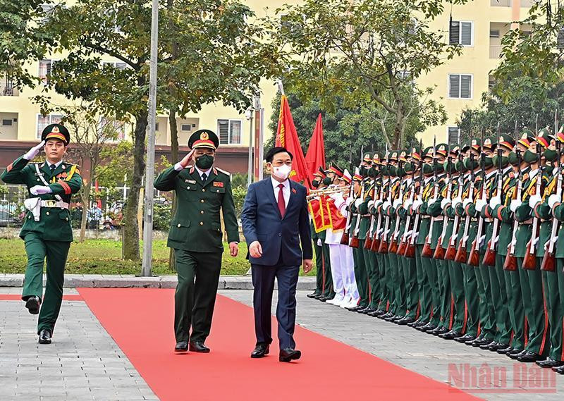 Chủ tịch Quốc hội Vương Đình Huệ duyệt đội danh dự tại lễ đón. (Ảnh: DUY LINH) Quan tâm huy động nguồn lực thúc đẩy phát triển công nghiệp quốc phòng hiện đại -0