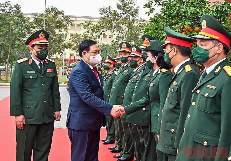 Chủ tịch Quốc hội Vương Đình Huệ với các đại biểu tại buổi lễ. (Ảnh: DUY LINH) Quan tâm huy động nguồn lực thúc đẩy phát triển công nghiệp quốc phòng hiện đại -0