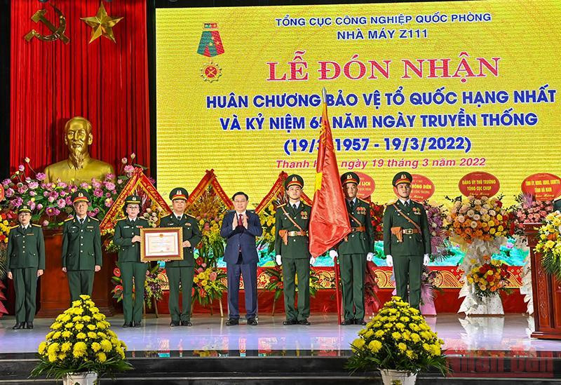 Chủ tịch Quốc hội Vương Đình Huệ trao Huân chương Bảo vệ Tổ quốc hạng Nhất cho Nhà máy Z111. (Ảnh: DUY LINH) Quan tâm huy động nguồn lực thúc đẩy phát triển công nghiệp quốc phòng hiện đại -0