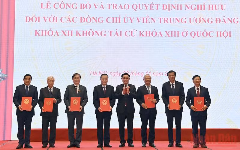 Trao Huy hiệu Đảng, quyết định nghỉ hưu, huân chương tặng các đại biểu chuyên trách khóa XIV không tái cử -0