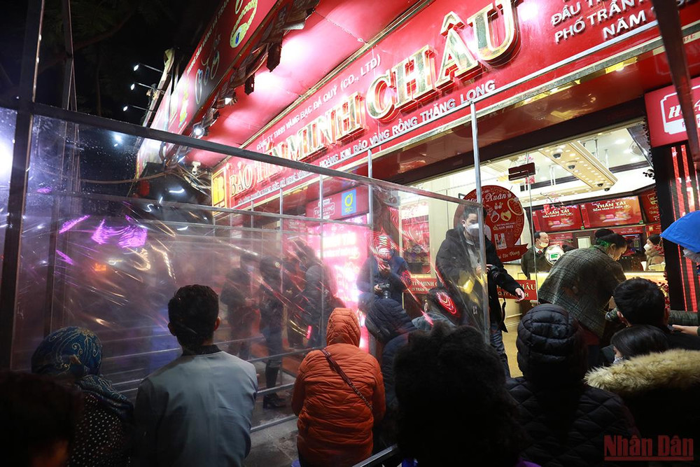 Hầu hết các cửa hàng vàng đều mở cửa từ 5 giờ để đón khách thay vì 8 giờ sáng như thường lệ. (Ảnh: THÀNH ĐẠT) Ngày vía Thần Tài ở Hà Nội: Các cửa hàng nhộn nhịp, không có cảnh chen chúc như mọi năm -0