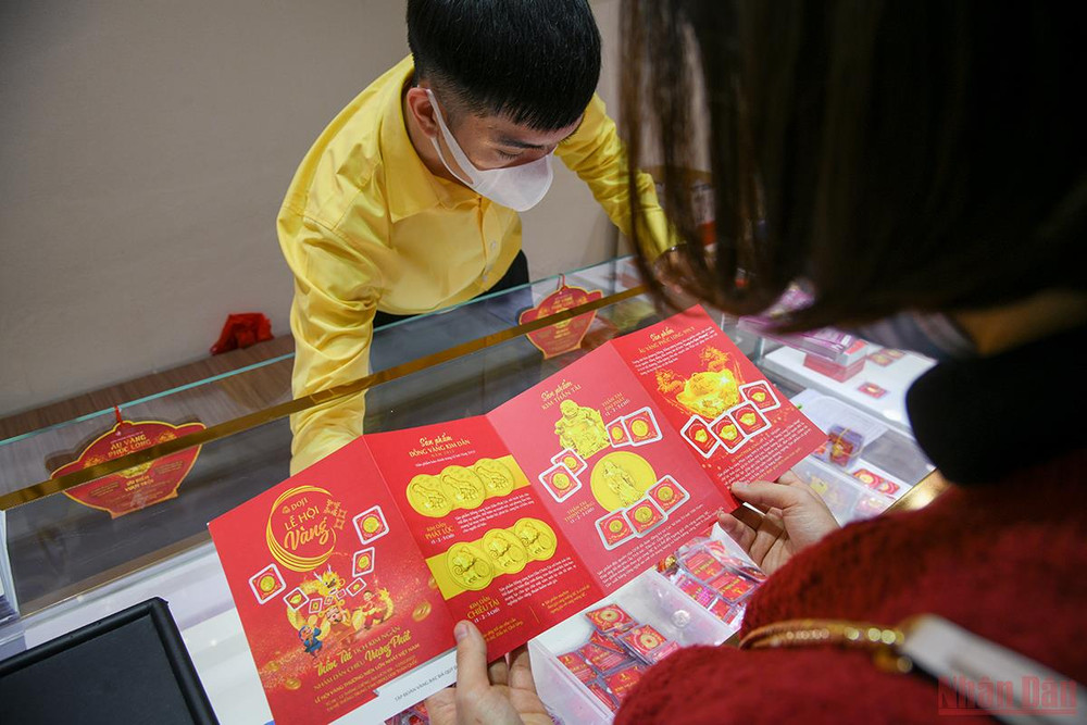 Các mẫu mã vàng ngày vía Thần Tài. (Ảnh: THÀNH ĐẠT) Ngày vía Thần Tài ở Hà Nội: Các cửa hàng nhộn nhịp, không có cảnh chen chúc như mọi năm -0