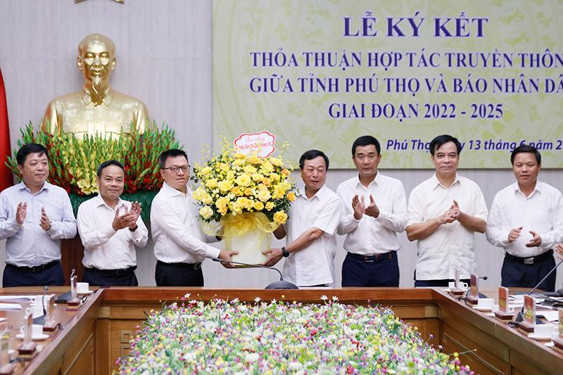 Đồng chí Bùi Văn Quang, Phó Bí thư Tỉnh ủy, Chủ tịch Ủy ban nhân dân tỉnh tặng hoa chúc mừng nhân dịp kỷ niệm Ngày Báo chí cách mạng Việt Nam. Tăng cường hợp tác truyền thông giữa Báo Nhân Dân và tỉnh Phú Thọ -0
