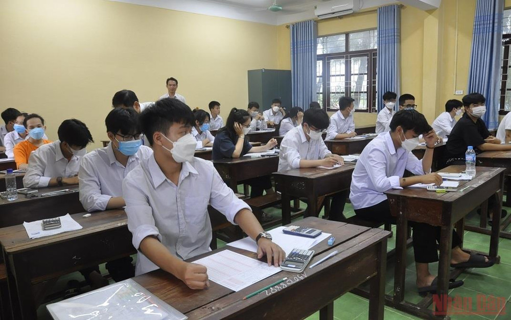 Thí sinh trước giờ làm bài thi. Thực hiện tốt hơn ở môn thi cuối để kỳ thi diễn ra an toàn, nghiêm túc -0