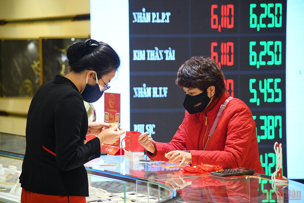 Chốt phiên giao dịch hôm qua (9/2), giá vàng miếng trong nước được Tập đoàn Vàng bạc đá quý Doji niêm yết ở mức: 61 triệu đồng/lượng (mua vào) và 62,4 triệu đồng/lượng (bán ra). (Ảnh: THÀNH ĐẠT) Ngày vía Thần Tài ở Hà Nội: Các cửa hàng nhộn nhịp, không có cảnh chen chúc như mọi năm -0