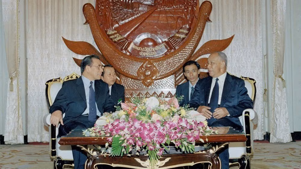 Chủ tịch Đảng, Chủ tịch nước Lào Khamtay Siphandone tiếp Tổng Bí thư Nông Đức Mạnh thăm hữu nghị nước CHDCND Lào (2001). Ảnh: Xuân Tuân – TTXVN