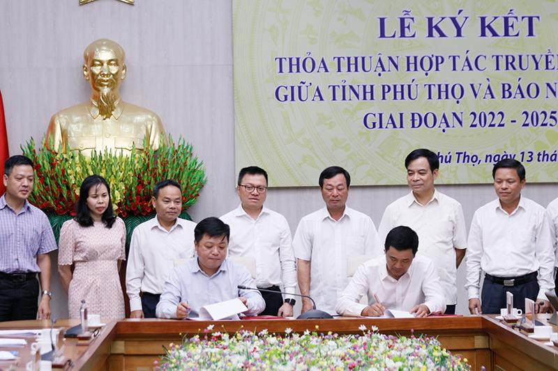 Đồng chí Quế Đình Nguyên, Phó Tổng Biên tập Báo Nhân Dân và Đồng chí Hồ Đại Dũng, Phó Chủ tịch Ủy ban nhân dân tỉnh Phú Thọ ký kết hợp tác truyền thông giai đoạn 2022-2025. Tăng cường hợp tác truyền thông giữa Báo Nhân Dân và tỉnh Phú Thọ -0