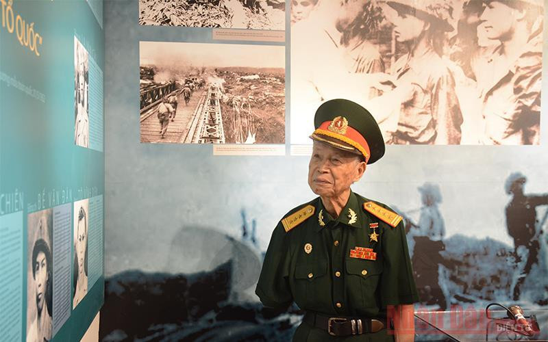 Anh hùng Lực lượng vũ trang nhân dân La Văn Cầu đến dự và giao lưu tại triển lãm. Triển lãm chuyên đề “Thanh niên quân đội – Vững bước dưới cờ Đảng” -0