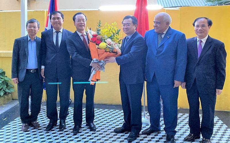 Bộ trưởng Xây dựng Nguyễn Thanh Nghị và Thứ trưởng Lê Quang Hùng, Thứ trưởng Nguyễn Văn Sinh tặng hoa chúc mừng nguyên Bộ trưởng Phạm Hồng Hà. Cuba trao tặng Huân chương Hữu Nghị cho nguyên Bộ trưởng Xây dựng Phạm Hồng Hà -0