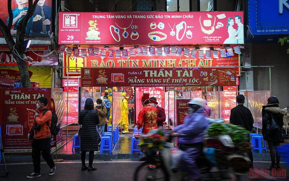 Thời điểm 6 giờ sáng tại cửa hàng vàng Bảo Tín Minh Châu trên đường Trần Nhân Tông (Hà Nội) chỉ có khoảng 10 người dân xếp hàng. (Ảnh: THÀNH ĐẠT) Ngày vía Thần Tài ở Hà Nội: Các cửa hàng nhộn nhịp, không có cảnh chen chúc như mọi năm -0