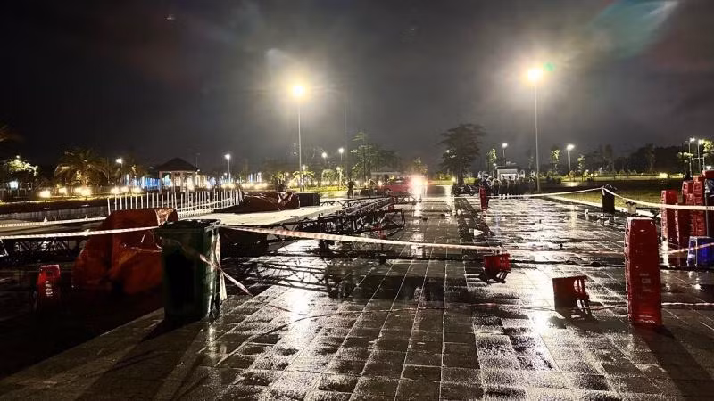 Hiện trường vụ khung chiếu sáng sân khấu nhạc nước bị đổ.
