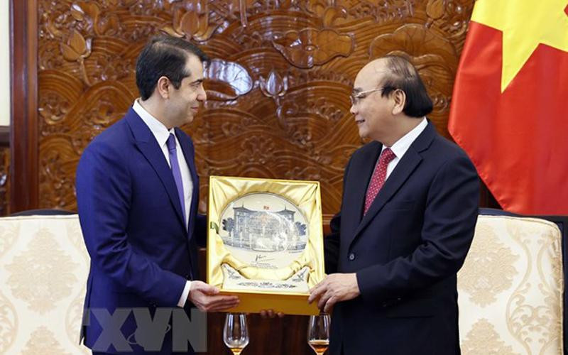 Chủ tịch nước Nguyễn Xuân Phúc tặng quà lưu niệm Đại sứ Azerbaijan Anar Lachin Oglu Imanov chào từ biệt. (Ảnh: Thống Nhất/TTXVN) Chủ tịch nước tiếp các Đại sứ Saudi Arabia, Israel, Azerbaijan chào từ biệt -0