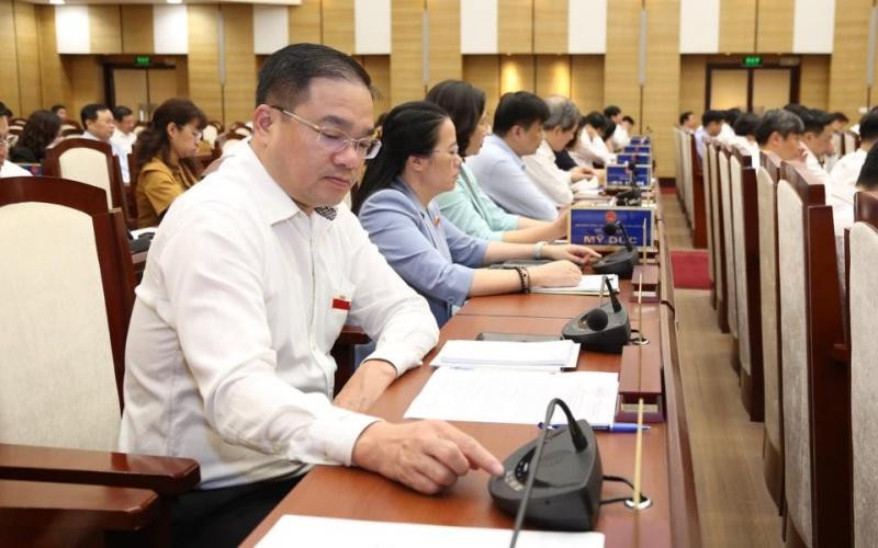 Các đại biểu tham dự Kỳ họp bấm nút thông qua Nghị quyết. (Ảnh: Duy Linh) Hà Nội ban hành 4 mức chi đặc thù nhằm bảo đảm an sinh xã hội -0