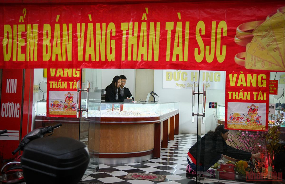 Ngày vía Thần Tài nhiều cửa hàng vàng ghi nhận tình trạng vắng vẻ khác hẳn mọi năm. (Ảnh: THÀNH ĐẠT) Ngày vía Thần Tài ở Hà Nội: Các cửa hàng nhộn nhịp, không có cảnh chen chúc như mọi năm -0