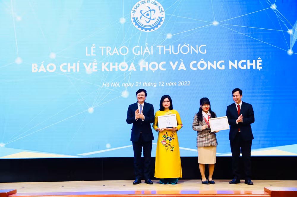 Nhóm tác giả nhận giải Ba.