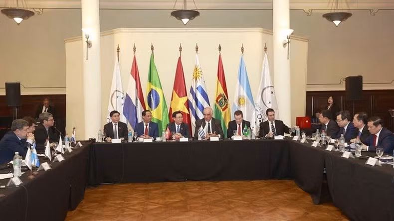 Chủ tịch Quốc hội Vương Đình Huệ hội đàm với lãnh đạo Nghị viện Khối Thị trường chung Nam Mỹ (PARLASUR). (Ảnh: TTXVN)