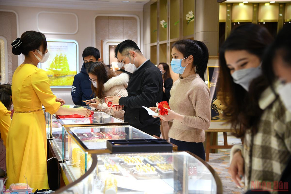 Đại diện DOJI cũng cho biết, chỉ tính riêng các sản phẩm phục vụ ngày vía Thần Tài, đơn vị này tung ra 380 nghìn sản phẩm các loại, tăng 15% so cùng kỳ năm ngoái. (Ảnh: THÀNH ĐẠT) Ngày vía Thần Tài ở Hà Nội: Các cửa hàng nhộn nhịp, không có cảnh chen chúc như mọi năm -0