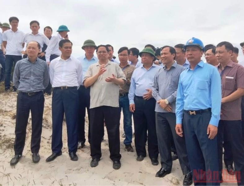 Thủ tướng và các thành viên đoàn công tác thị sát hiện trường khai thác mỏ sắt Thạch Khê. (NGÔ TUẤN) Thủ tướng Chính phủ dâng hương tại Ngã ba Đồng Lộc và thăm gia đình chính sách ở Hà Tĩnh -0