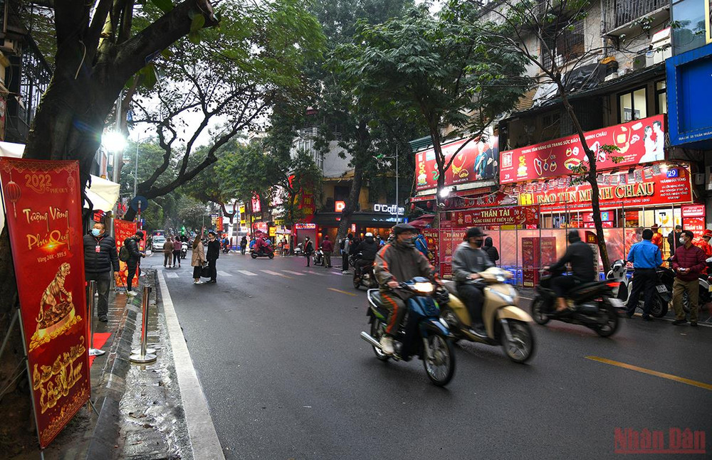 Các cửa hàng vàng trên phố Trần Nhân Tông thời điểm 6 giờ 30 phút sáng khá vắng vẻ không đông đúc, xếp hàng chen chúc như mọi năm. (Ảnh: THÀNH ĐẠT) Ngày vía Thần Tài ở Hà Nội: Các cửa hàng nhộn nhịp, không có cảnh chen chúc như mọi năm -1