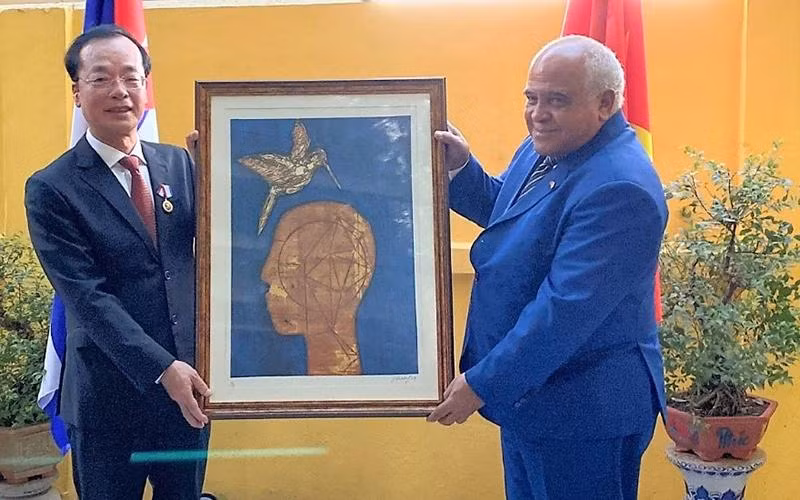 Cuba trao tặng Huân chương Hữu Nghị cho nguyên Bộ trưởng Xây dựng Phạm Hồng Hà -0