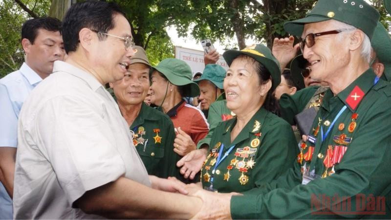 Thủ tướng Phạm Minh Chính thăm hỏi, nói chuyện cùng các Hội viên Hội Cựu chiến binh thành phố Đà Nẵng nhân chuyến hành hương về Đồng Lộc. Ảnh: NGÔ TUẤN Thủ tướng Chính phủ dâng hương tại Ngã ba Đồng Lộc và thăm gia đình chính sách ở Hà Tĩnh -0