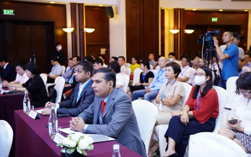 Các đại biểu tham dự tọa đàm. Thúc đẩy chuyển đổi năng lượng xanh và sạch cho Việt Nam -0